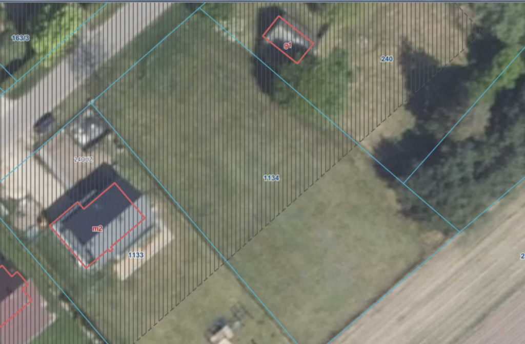 Działka częściowo położona w OUZ – granica obszaru uzupełnienia zabudowy na ortofotomapie