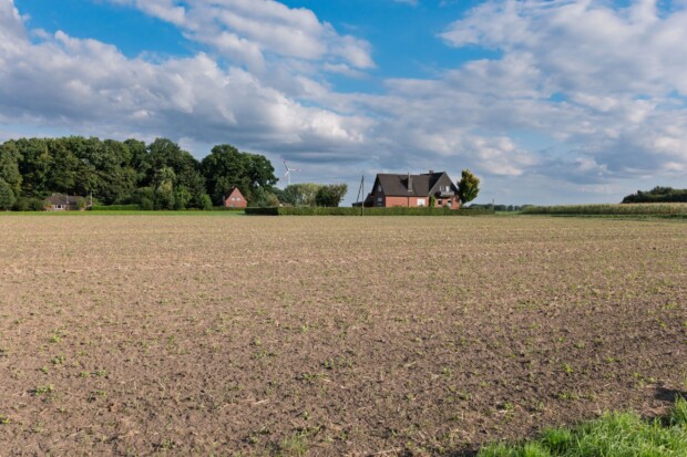 Mapa działek ewidencyjnych pokazująca niezabudowane grunty poza OUZ i sąsiednią zabudowę mieszkaniową